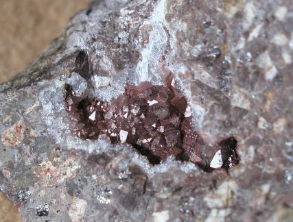 Bergkristall mit Hämatitkruste